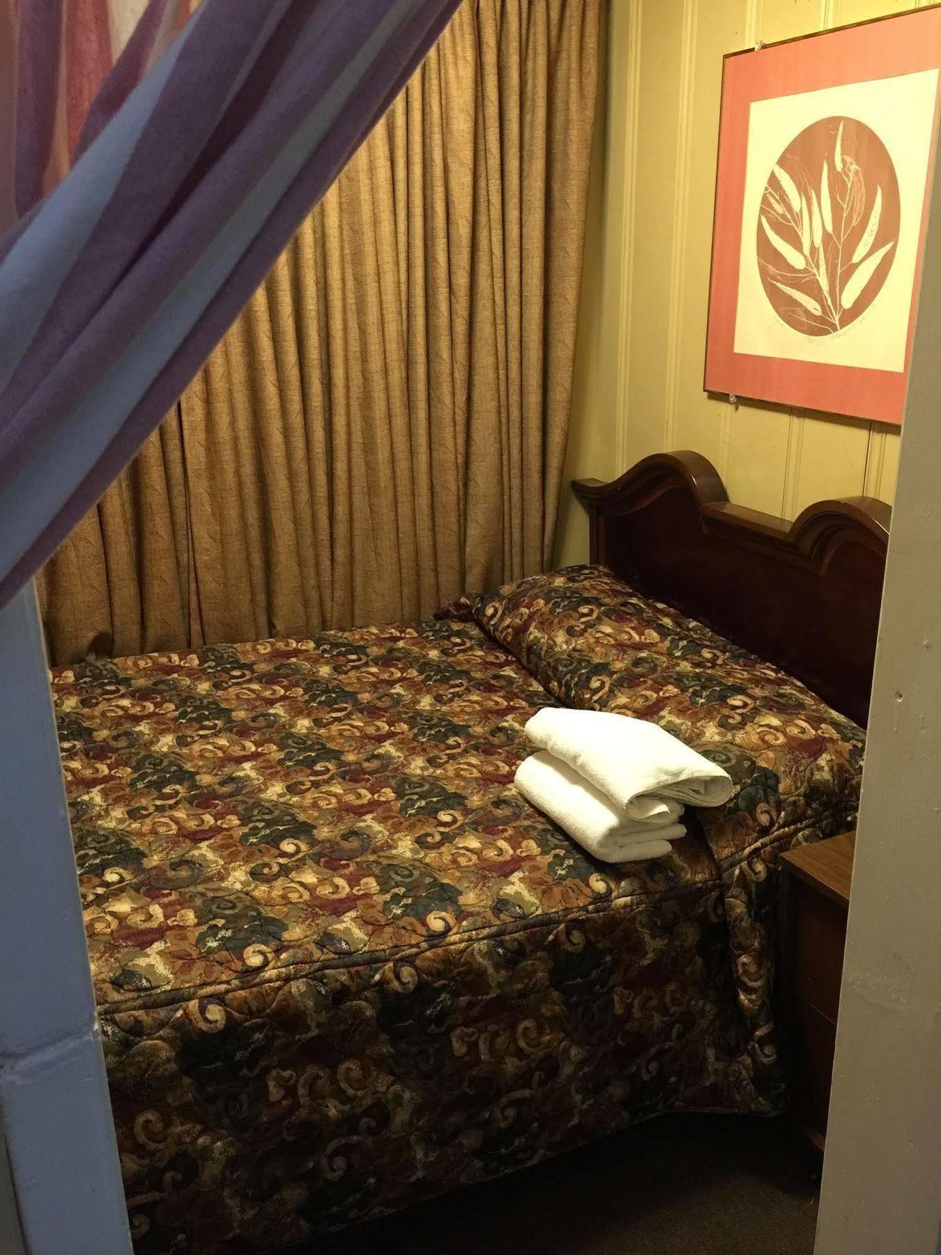 Falls Bed & Breakfast 2*